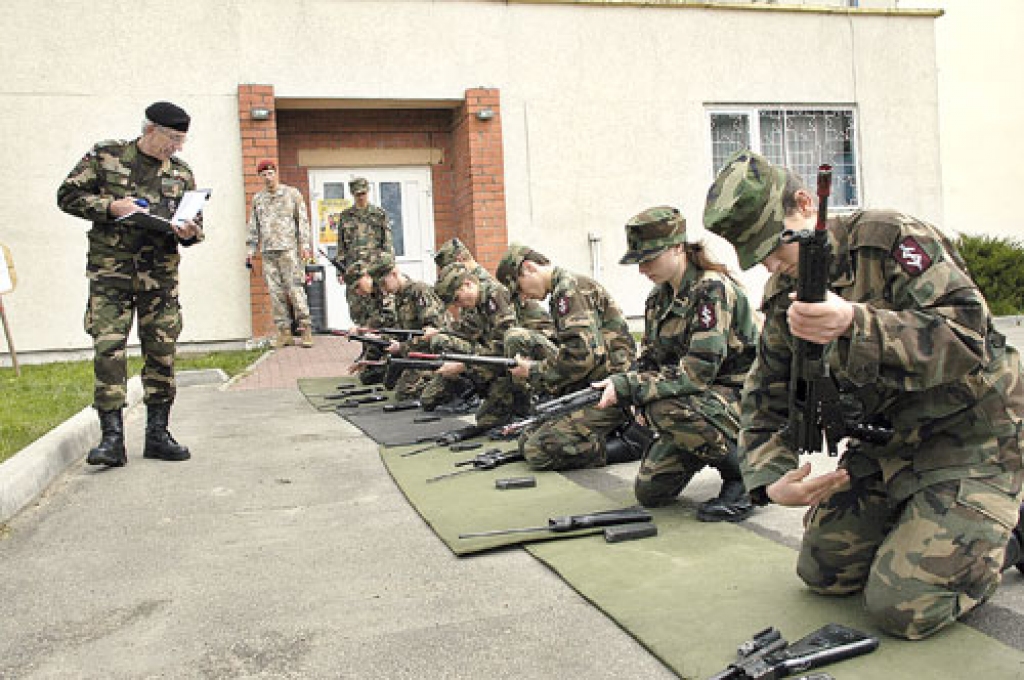 Vecumnieku jaunsargi veic otro uzdevumu – triecienšautenes AK-4 izjaukšanu un salikšanu. 