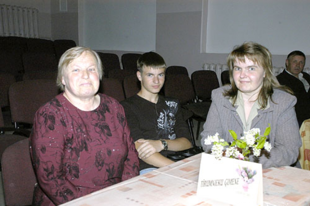 Kopā ar meitu Antru Tīrumnieci un mazdēlu Aināru pasākumā bija vecmāmiņa Karīna Roziņa. 