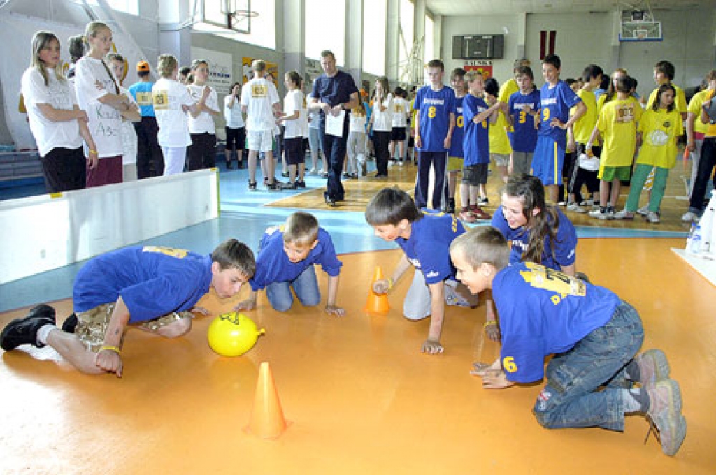 Disciplīnā «Balona pūšana» sacenšas Dzimtmisas pamatskolas audzēkņi. Veicot lielāko daļu uzdevumu, bija nepieciešama laba komandas sadarbība. 