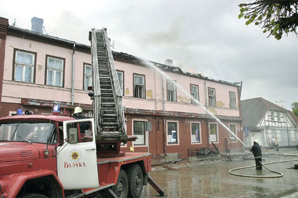 Ugunsgrēka dzēšana Pasta ielā 11 Bauskā ugunsdzēsējiem bija smags pārbaudījums vairāku stundu garumā. 