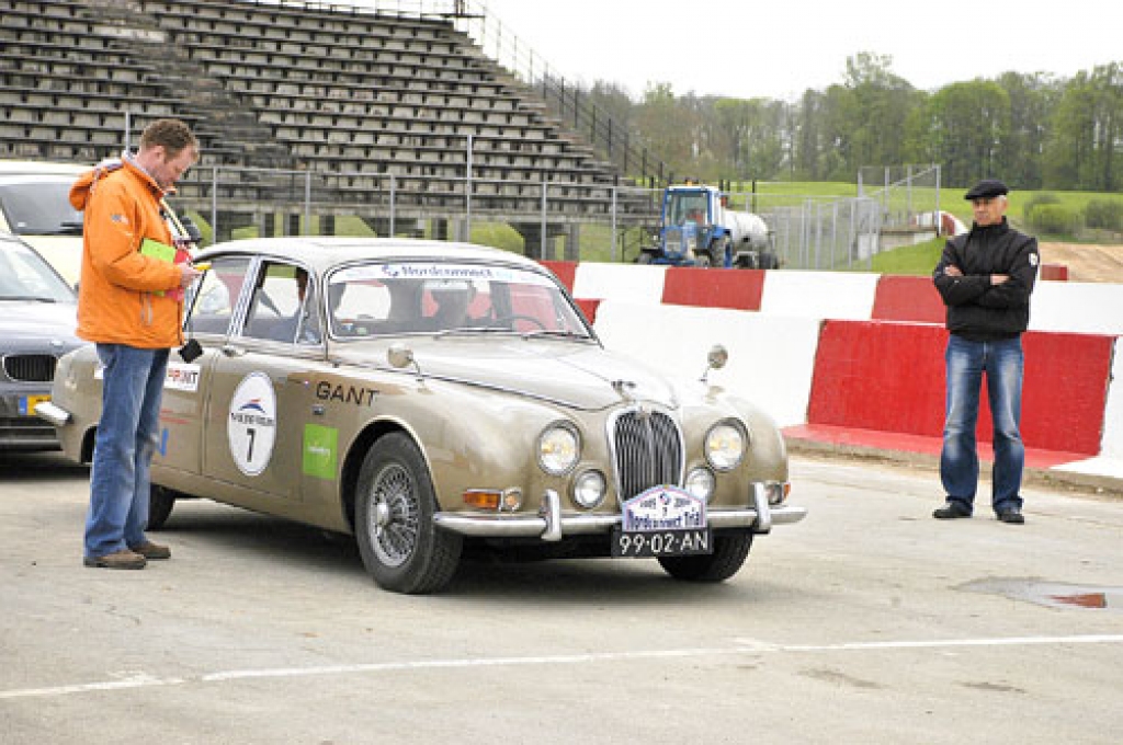 Mūsas trasē ātrumposmam gatavojas 1965. gadā ražotā «Jaguar S Type» ekipāža. Ar interesi šo spēkratu aplūko kādreizējais autosportists baušķenieks Nikolajs Tions (no labās). 