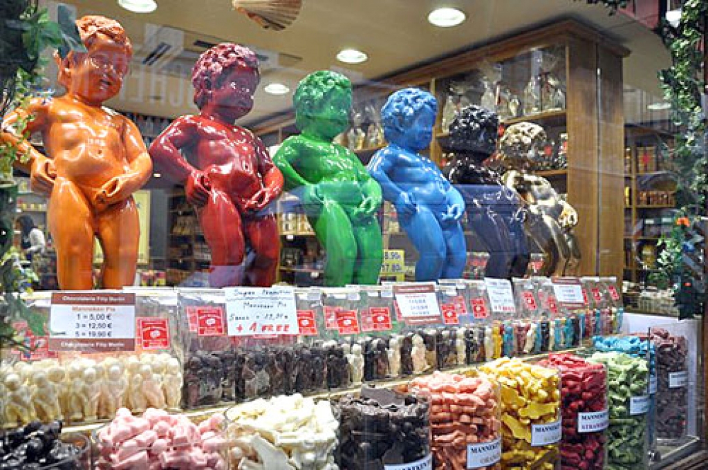 Puisēnu parāde pie Briseles suvenīru veikaliņa fasādes. 