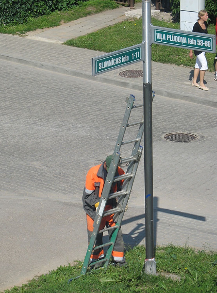 No ceļarādītāja Plūdoņa un Slimnīcas ielas krustojumā Bauskā tikai pēc Jāņiem tika noņemta plāksnīte, kas rādīja virzienu uz Bauskas viesnīcu «Day&Night Hotel».
Autors: Vērotājs Kārlis