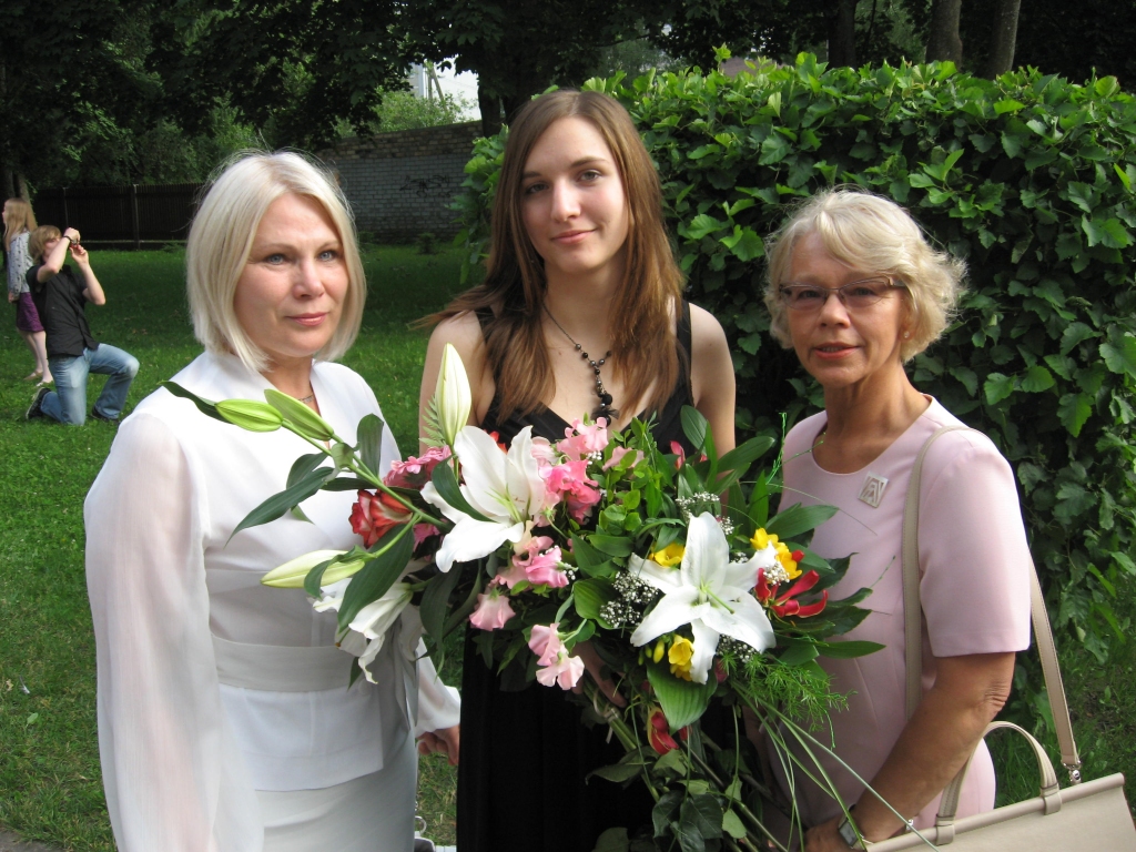 Stipendiāte Liena Puise-Puiše kopā ar Evu Mārtužu, Rīgas Zonta kluba prezidenti, un Ivetu Rībenu, Latvijas Zonta klubu stipendijas projekta koordinatori.
Autors: no Rīgas Zonta kluba arhīva