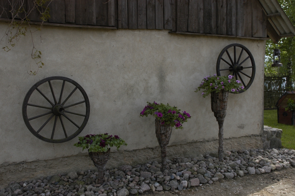 Brunavas pagasta «Sprīdīšos» saimniecisko rosību papildina ar sakoptu vidi un māca arī citus, kā lauku sētā ar maziem izdevumiem var iedzīvināt skaistumu. 
Autors: no «Bauskas Dzīves» arhīva