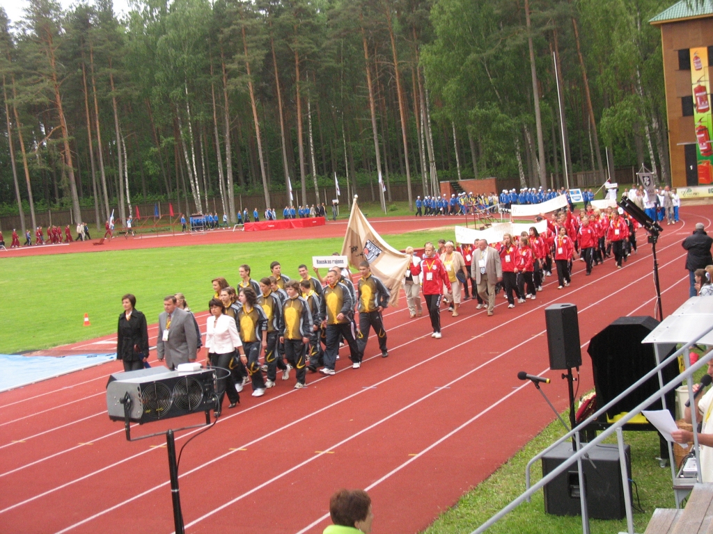 Olimpiādes atklāšanas parādē Valmierā. Kopā ar Bauskas rajona sportistu delegāciju (sarkanos krekliņos) soļoja arī rajona Padomes priekšsēdētāja vietnieks Valdis Veips.
Autors: Mārīte Ozoliņa