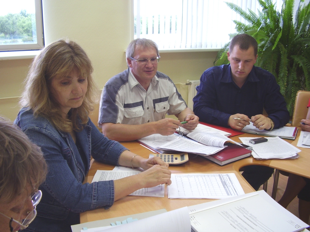 Lielākā daļa pēdējā sēdē izskatīto jautājumu bija par zemes lietošanas nomas tiesību izbeigšanu un jaunu līgumu slēgšanu. Ziņo lauku attīstības speciāliste Ludmila Knoka (no kreisās), padomes priekšsēdētājs Aivars Okmanis, padomes sekretārs Oļegs Beinerts.
Autors: Inga Muižniece