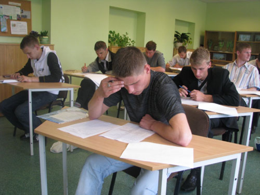 Automehāniķu specialitātes audzēkņi uzmanīgi pievērsušies kvalifikācijas eksāmena teorētiskās daļas kārtošanai. 
Autors: Juris Iļņickis