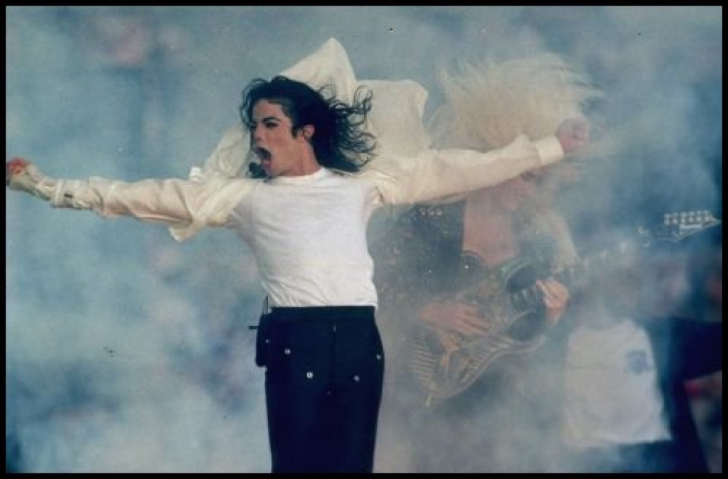 50 gadu vecumā miris popmūzikas karalis Maikls Džeksons.
Autors: www.apollo.lv