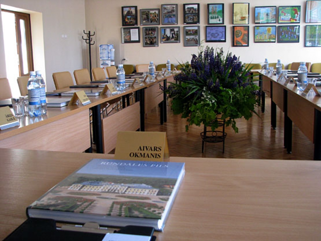 Rajona Padomes sēžu zāle pirms pēdējās visu pašvaldību vadītāju sēdes. Katram sagatavota dāvana – fotoalbums «Rundāles pils».
Autors: Vilnis Auzāns