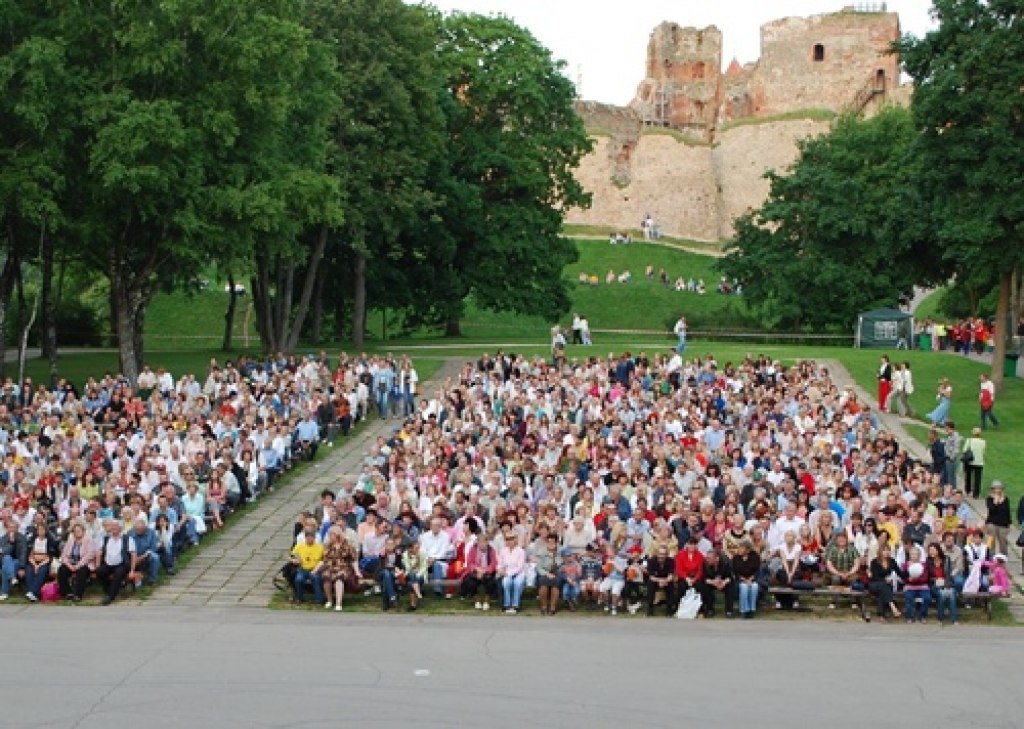 Šī gada Līgo vakarā Bauskas estrādes sēdvietas bija pilnas.
Autors: Uldis Varnevičs