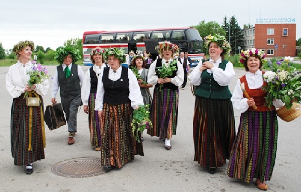 Folkloras kopas «Trejupe» dalībnieki devās pa visu Bausku iepriecināt cilvēkus un radīt Līgo svētku noskaņojumu.
Autors: Uldis Varnevičs