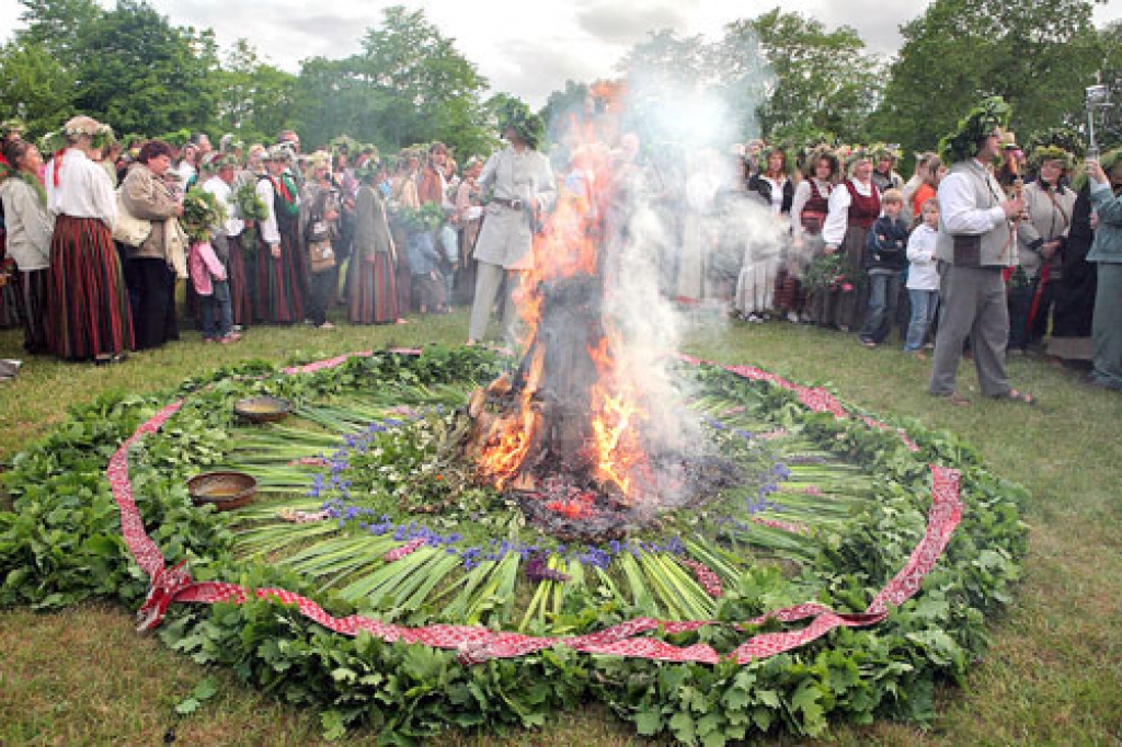 Rituāla ugunskurs Turaidas Jāņkalnā. Ziedi, vainagi un ugunskuri - svētku sveiciens Līgām un Jāņiem.
Autors: no Turaidas muzejrezervāta arhīva.