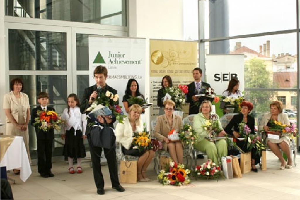 «Gada labākais skolēns ekonomikā – 2009» Natālijas Draudziņas ģimnāzijas 12. klases skolnieks Roberts Kaufiņš saka runu. Attēlā – Latvijas  labākie skolotāji un skolēni ekonomikā 2009. gadā, iecavniece Antra Pāruma – sēž pirmā no labās.
Autors: no «Junior Achievement Latvia» arhīva