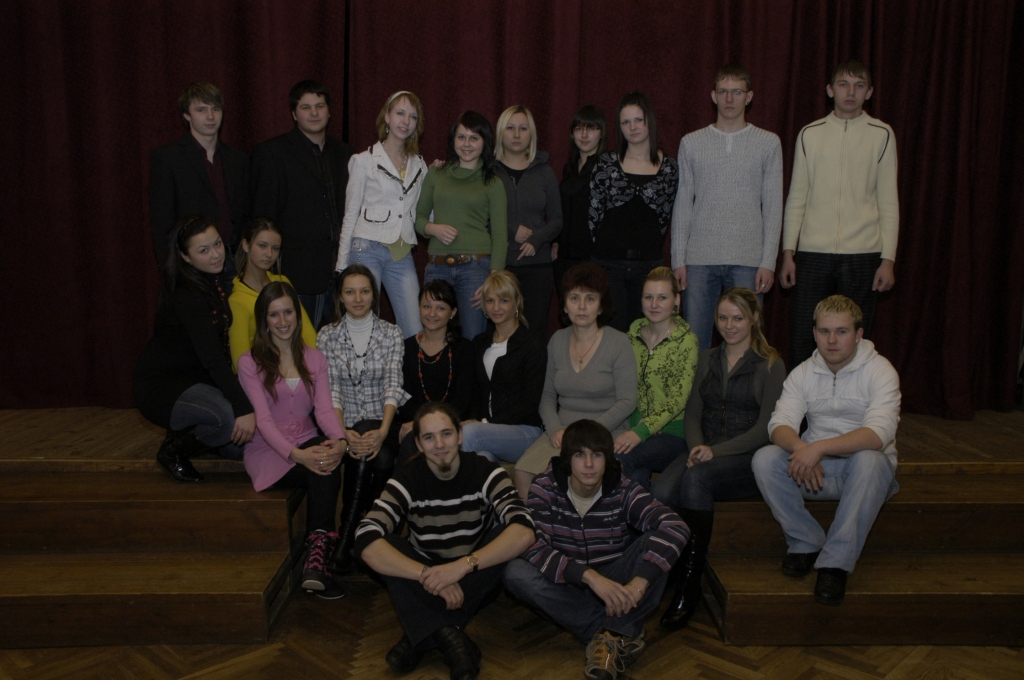 Annas Vasiļevskas audzinātās 12. klases jaunieši visi sekmīgi nokārtojuši eksāmenus, šovakar viņiem ir izlaidums.
Autors: no «Bauskas Dzīves» arhīva