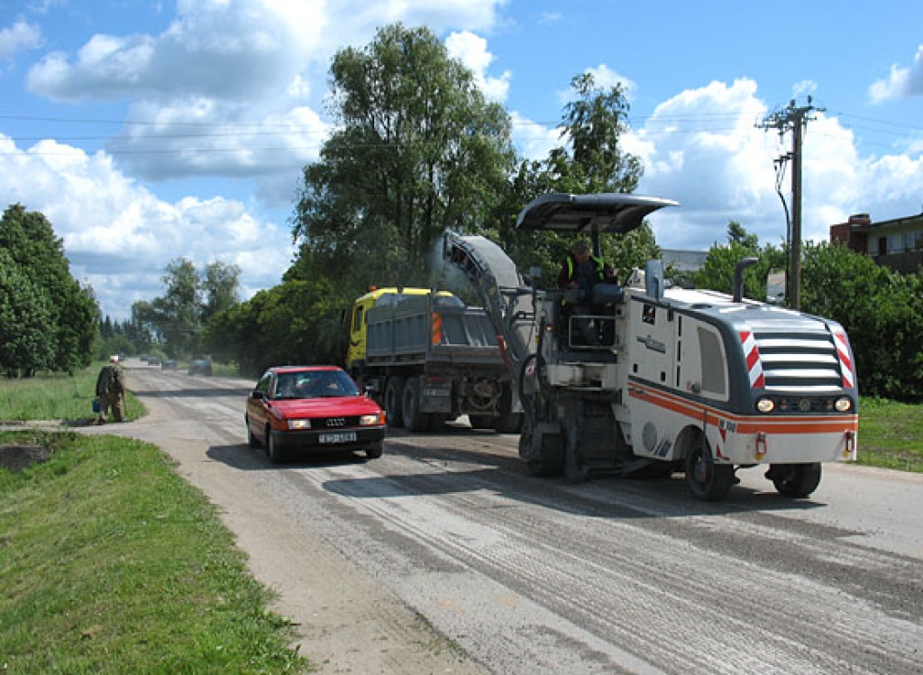 Pēc vecās virskārtas noņemšanas Draudzības ielā ieklās jaunu melno segumu. 
Autors: Vilnis Auzāns