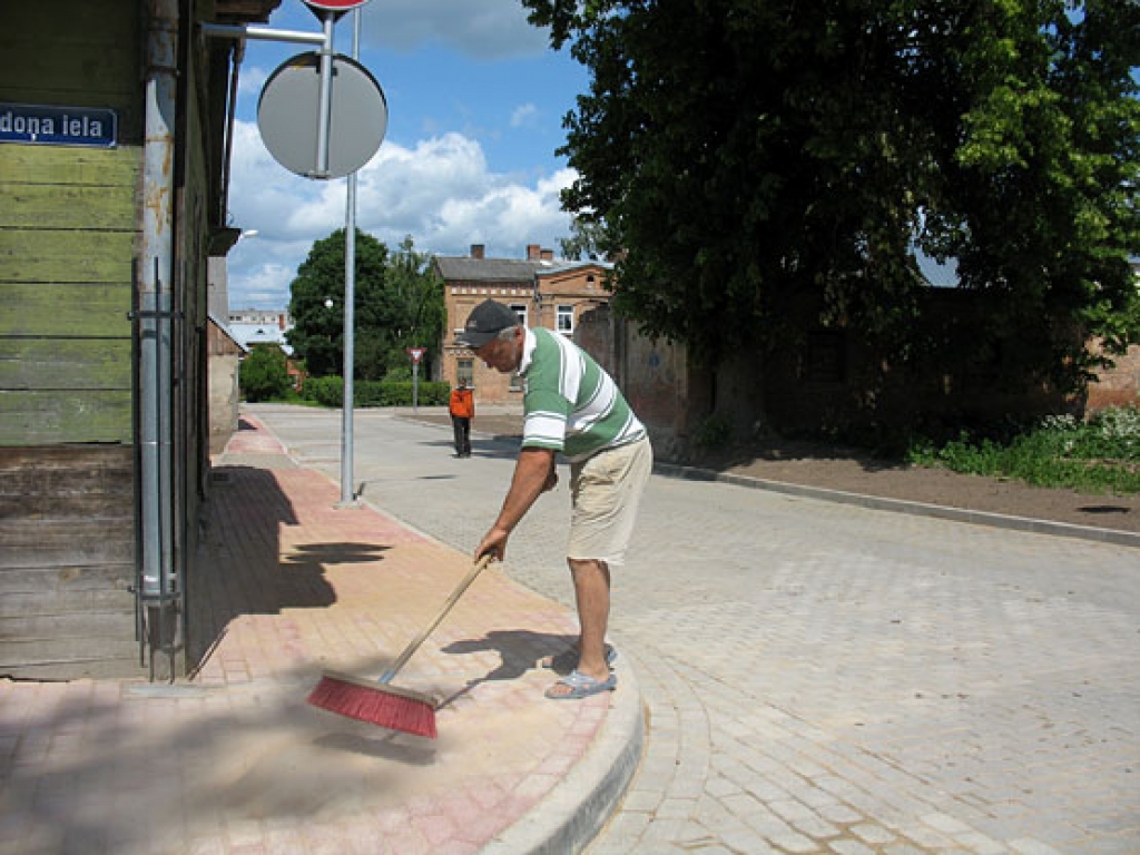 SIA «Šlokenbeka» strādnieks Raimonds Bumbiers steidz pēdējos darbus, lai jau 19. jūnija pievakarē Salātu ielu atvērtu transporta kustībai.
Autors: Vilnis Auzāns