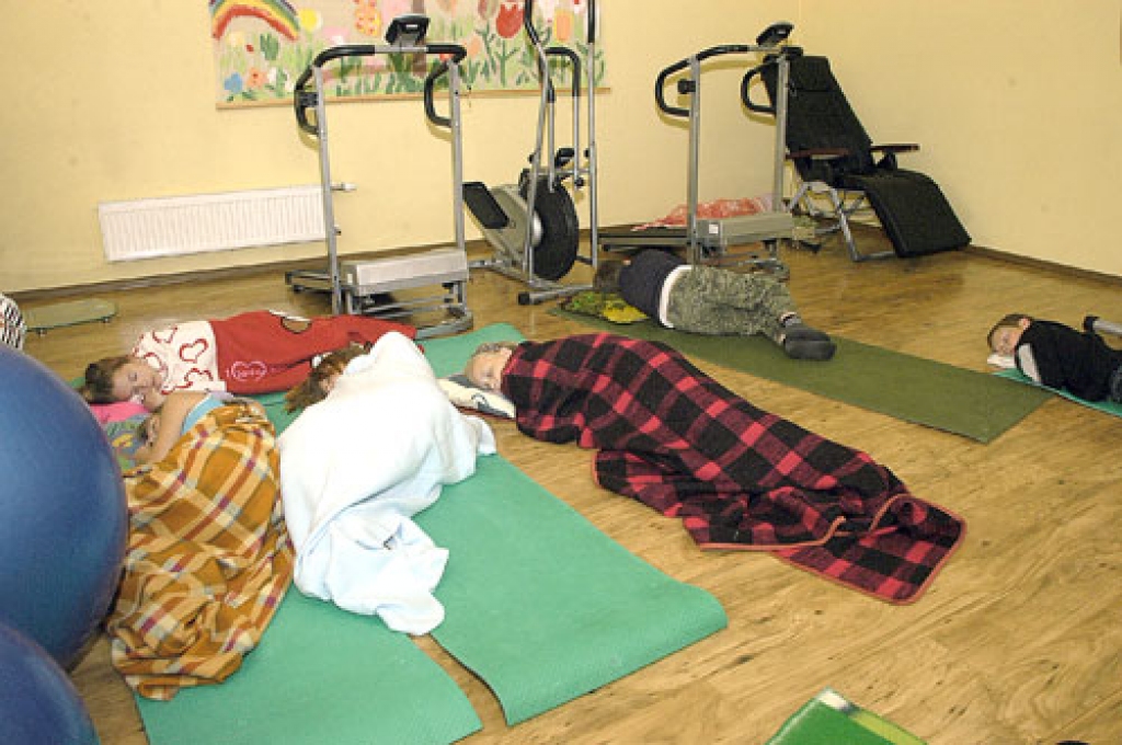 Šovasar centrā «Ābele» jau organizēta viena nometne bērniem ar īpašām vajadzībām, bet tā bija vecuma grupai no septiņiem līdz 13 gadiem. Attēlā - bērni nodarbību starplaikā atpūšas uz paklājiņiem, klausās mūziku.
Autors: no «Bauskas Dzīves» arhīva