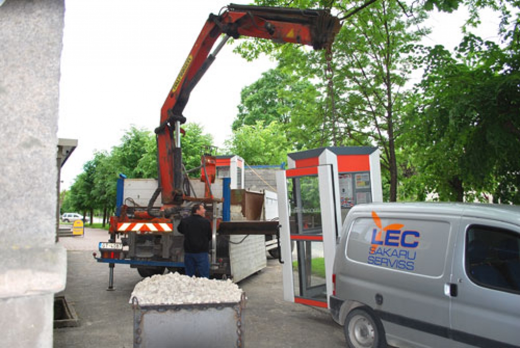 «Lattelecom» darbinieki ar pašiekrāvēja palīdzību novāc taksofona būdiņu pie Uzvaras ielas 9. nama. 
Autors: Uldis Varnevičs