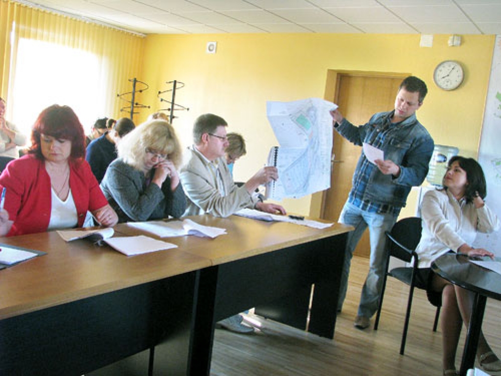 Sadalot Iecavas stadiona pie vidusskolas projektu pa kārtām, finansējumu varētu piesaistīt katram posmam atsevišķi. Tāds bija novada Domes speciālistu – projektu vadītājas Inetas Bramanes (no labās) un kapitālās celtniecības galvenā speciālista Vladimira Skvorcova – piedāvātais risinājums. To uzklausīja deputāti un izpilddirektors Mārtiņš Veinbergs (trešais no labās), iekšējā auditore Ina Eiduka un juriste Gita Kravala.
Autors: Juris Iļņickis