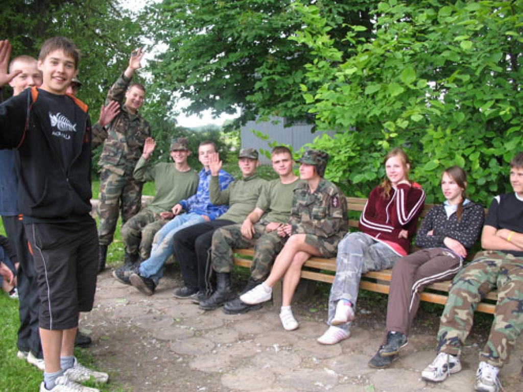 Ja naktī pēc pulksten 23 teltī nebija miers, trokšņotājiem nācās pildīt dažādus fiziskos vingrinājumus. 4. nodaļas jaunsargi vaļsirdīgi izstāsta, kuriem naktī nenāca miegs un vajadzēja nodarboties ar sportošanu. 
Autors: Vilnis Auzāns