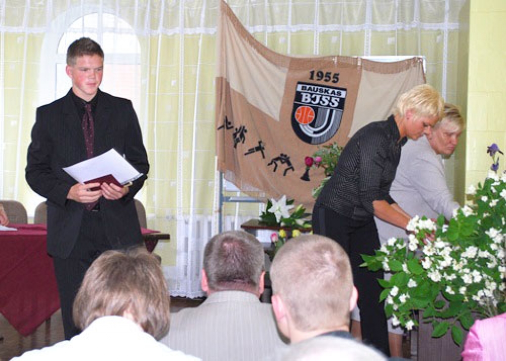 Diplomu saņem vieglatlēts Edgars Zaharāns, kurš pazīstams kā labs kārtslēcējs. Viņaprāt, sporta skola ir piedāvājusi unikālas iespējas, arī nopietnas treniņnometnes ārzemēs. 
Autors: Uldis Varnevičs