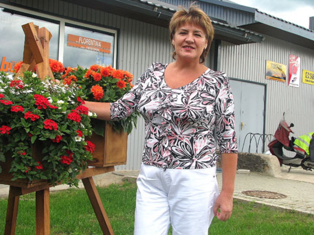 Iecavniecei Regīnai Cibuļskai rūp vides sakoptība. Viņas vadītā uzņēmuma SIA «Florentina» apkārtnē allaž valda kārtība un priecē ziedi. 
Autors: Juris Iļņickis