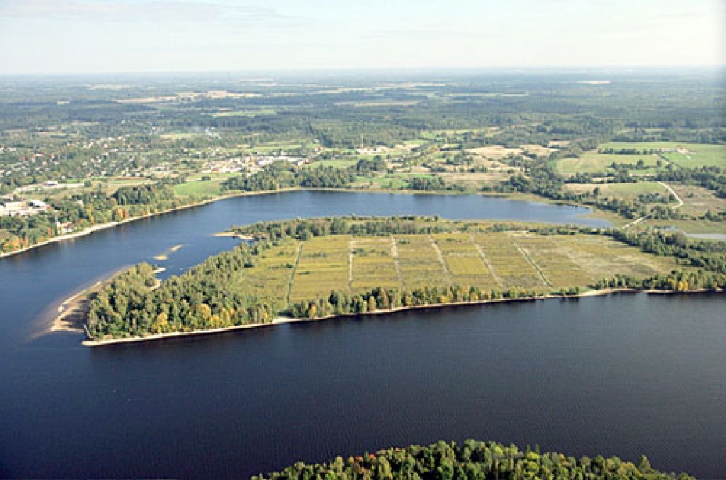 Daugavas panorāma, kas paveras skatienam no salas, personificē dabas rāmo mieru un varenību. 