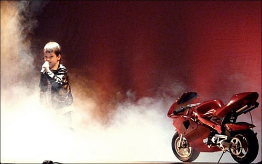 Armands Rutkovskis konkursā «Tonis, pustonis» izpilda savu šīs sezonas veiksmīgāko hitu.
Autors: Foto no albuma.