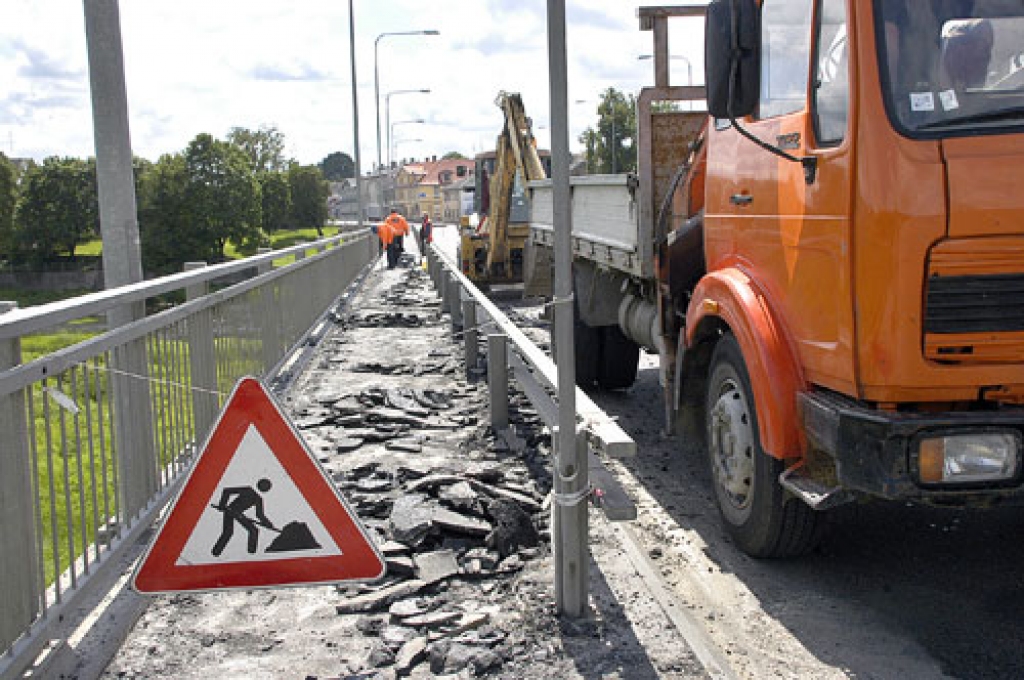 Pavisam drīz pēc atklāšanas trotuārā uz tilta pār Mēmeli «izauga» melnas pumpas. Beidzot  pašvaldība šo būvētāju brāķi novērsīs. 
Autors: Ivars Bogdanovs