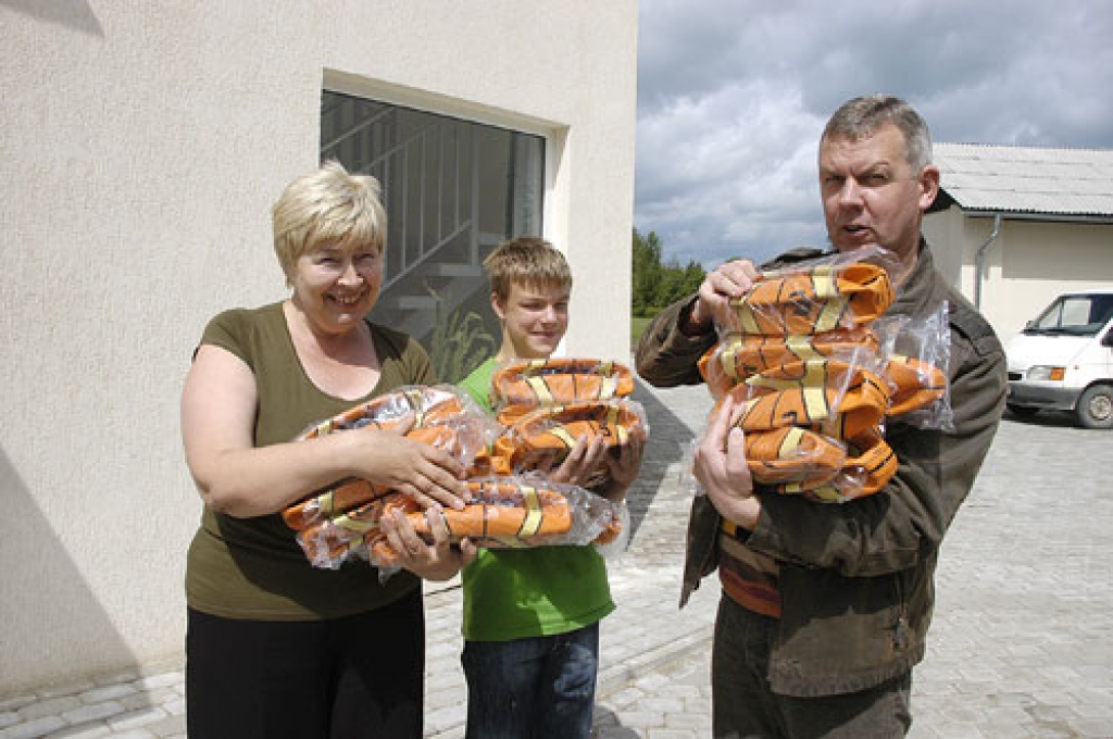 Bauskas rajona Bērnu un jaunatnes sporta skolas pasniedzējs Māris Šekavs dāvā bumbas Codes skolas audzēknim Matīsam Gaiķim un direktora vietniecei Mairitai Ostrovskai. 
Autors: Ivars Bogdanovs