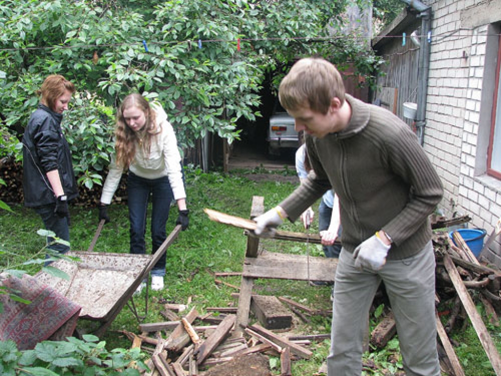 Baušķenieces Veltas Kirilko mājas pagalmu uzkopj jelgavniece Līna Rēdmane (no kreisās), rīdzinieki Viktorija Suncova un Roberts Otomers.
Autors: Kristaps Ābelnieks