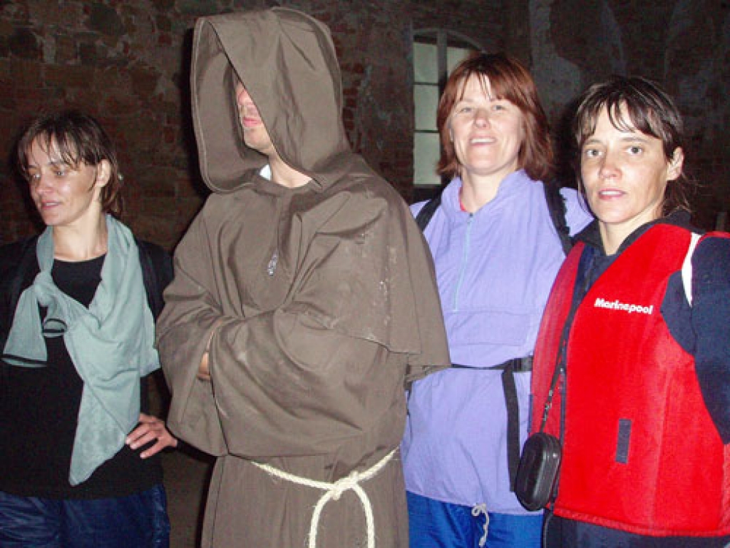 Pašā finišā Mežotnes baznīcā piedzīvojumu sacensību «Barona mantojums» dalībnieces sagaidīja mūks. Inguna Naika (no kreisās), Ingrīda Vaisjune un Evija Šveca atzinās, ka ir kāds grēciņš viņām arī. 
Autors: Foto no albuma