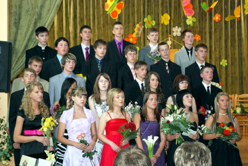 Klātesošos ar dziesmām un deklamācijām priecē Iecavas vidusskolas 9.c klase. 
Autors: Uldis Varnevičs