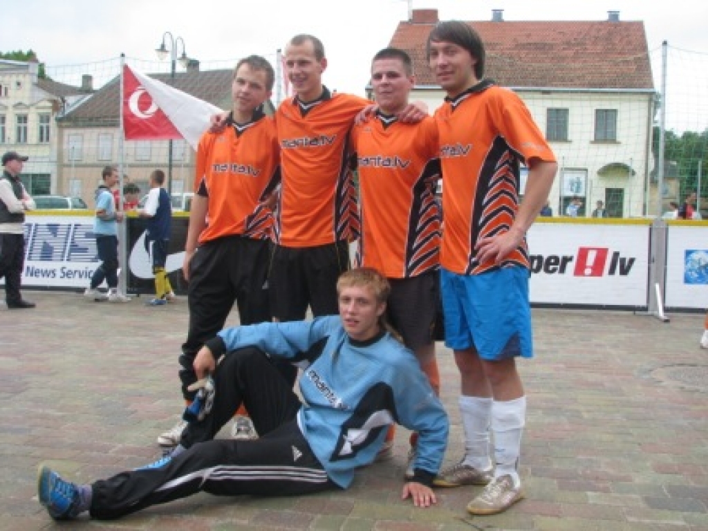 Bauskas rajona pārstāvētā komanda «Manta.lv»: Artūrs Zomerovskis (no kreisās), Marks Kuncevičs, Raitis Zeņuks, Mareks Zeņuks un vārtu sargs Elvijs Vīlips.
Autors: Juris Iļņickis