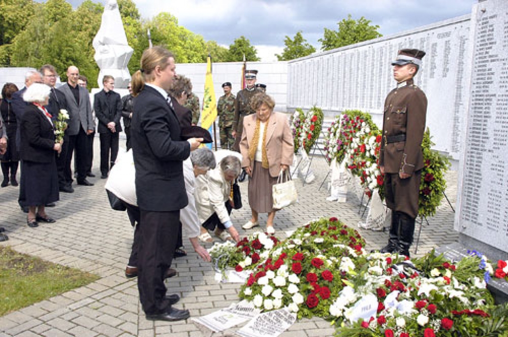 Atvadu sveicieni novadniekam Daugavas Vanagu Goda biedram Jānim Frišvaldam ievīti ziedos. 
Autors: Ivars Bogdanovs