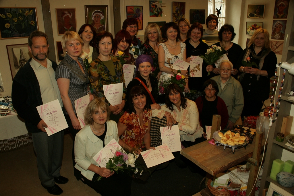 Četru mācību grupu dalībnieki sezonas noslēgumā saņēmuši arī īpašas Apliecības, ko sarūpējis salons «Meistars Gothards».
Autors: Ivars Kalniņš