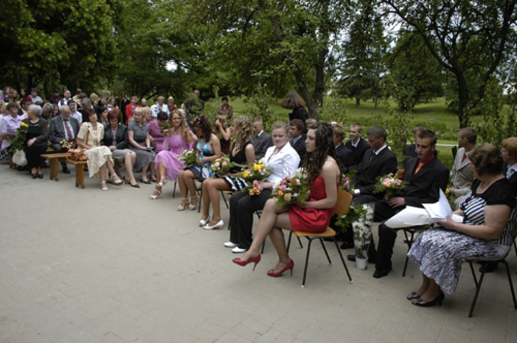 Svinīgā ceremonijā tiek godināti Mežotnes pamatskolas 16 absolventu un viņu audzinātāja Valentīna Sarapa. 
Autors: Ivars Bogdanovs