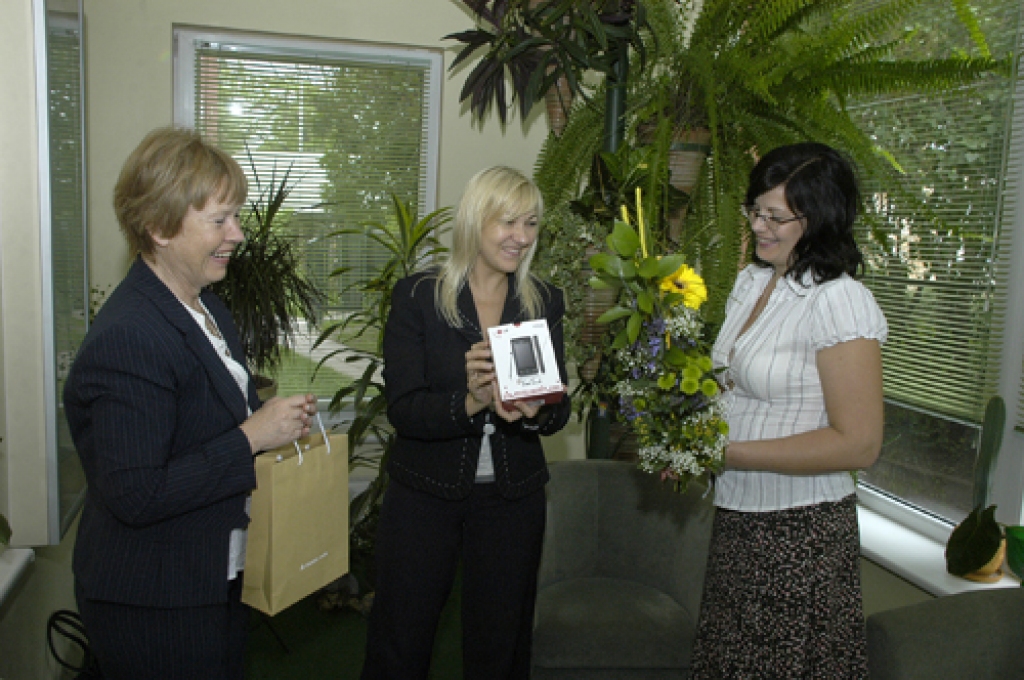 Baušķeniecei Sintijai Mūrniecei balvu – mobilo telefonu – par veiksmi klientu loterijā pasniedz Hipotēku bankas Bauskas filiāles vadītāja Māra Bite un bankas  klientu servisa projektu vadītāja Santa Kaijaka.
Autors: Ivars Bogdanovs