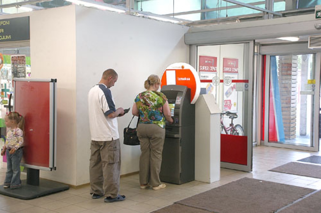 Sākot no jūlija, arvien vairāk veco ļaužu pensiju «izmaksās» bankomāts.
Autors: Ivars Bogdanovs