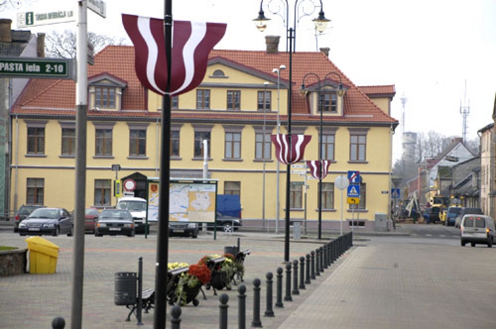 Renovētais Bauskas Rātslaukums pamazām tiek piepildīts ar dzīvību. Sestdien tajā spēlēs pat futbolu.
Autors: no «Bauskas Dzīves» arhīva