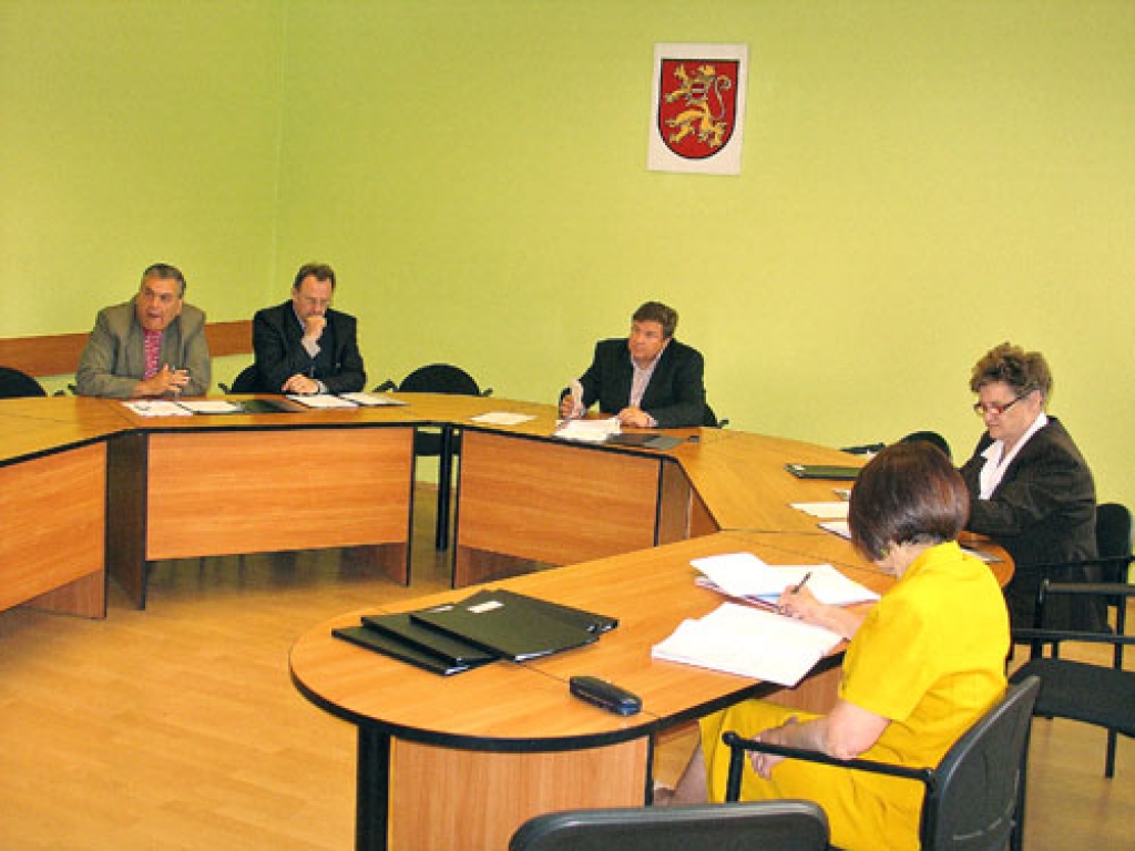 Uz pēdējo Bauskas Domes Vides un attīstības komitejas sēdi bija ieradušies deputāti Jānis Teikmanis (no kreisās), Uldis Kolužs, Ģirts Karpovičs un Ārija Gaile. Pie sēžu galda tukša bija deputāta Pētera Gabriloviča vieta. 
Autors: Vilnis Auzāns