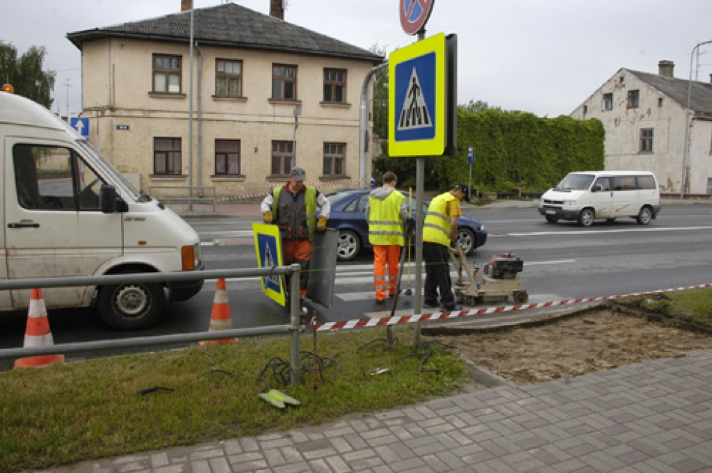 Rūpēs par gājēju drošību Bauskā tiek likvidēta pāreja Kalna ielā krustojumā ar Rīgas ielu. 
Autors: Ivars Bogdanovs
