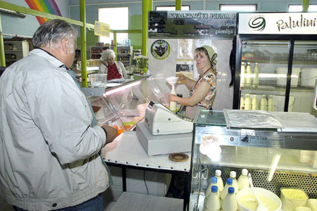 Bauzes tirgū Bauskā zemnieku saimniecības «Krišjāņi» piena produktu stends ir guvis pircēju atsaucību, tos piedāvā pārdevēja Olita Meijere. 
Autors: Ivars Bogdanovs
