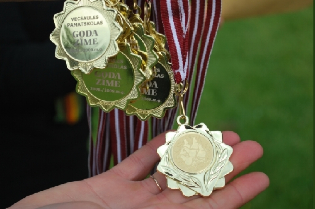 Labāko skolēnu stimulēšanas metodes Vecsaules pagastā ir dažādas, ne tikai publikācijā minētā tradicionālā ekskursija. Vecsaules pamatskolas labākajiem audzēkņiem, piemēram, mācību iestāde sarūpē arī šādas īpašas medaļas (attēlā).
Autors: no «Bauskas Dzīves» arhīva