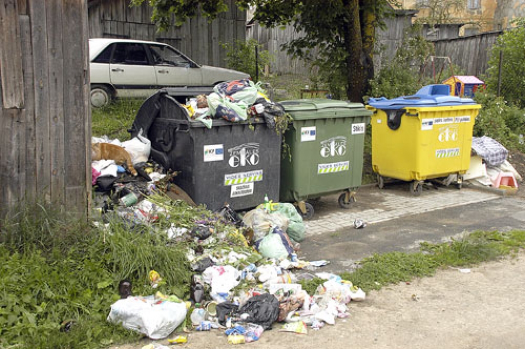 Atkritumu konteinera Upes ielā saturs pamazām sāk pārklāt arī ielu. 
Autors: Ivars Bogdanovs