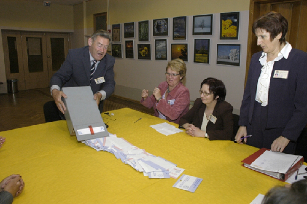 Vēlēšanas beigušās (attēlā - Īslīces iecirknī), valstī 118 pašvaldībās ievēlēti deputāti. Līdz ar to teritoriālās reformas teorētiskā daļa beigusies, sāksies reformas praktiskais darbs.
Autors: Ivars Bogdanovs