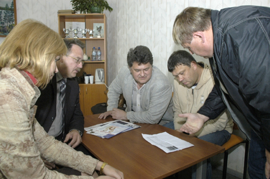 Partijas «Jaunais laiks» Bauskas nodaļas vadītāja Aivija Kursīte ar jaunievēlētajiem novada Domes deputātiem Uldi Kolužu, Jāni Rumbu, Egilu Milleru, un Gintautu Tarvidu pēc ilgām diskusijām vienojušies – novadu vadīt uzticēs skolotājam Jānim Rumbam. 
Autors: Ivars Bogdanovs