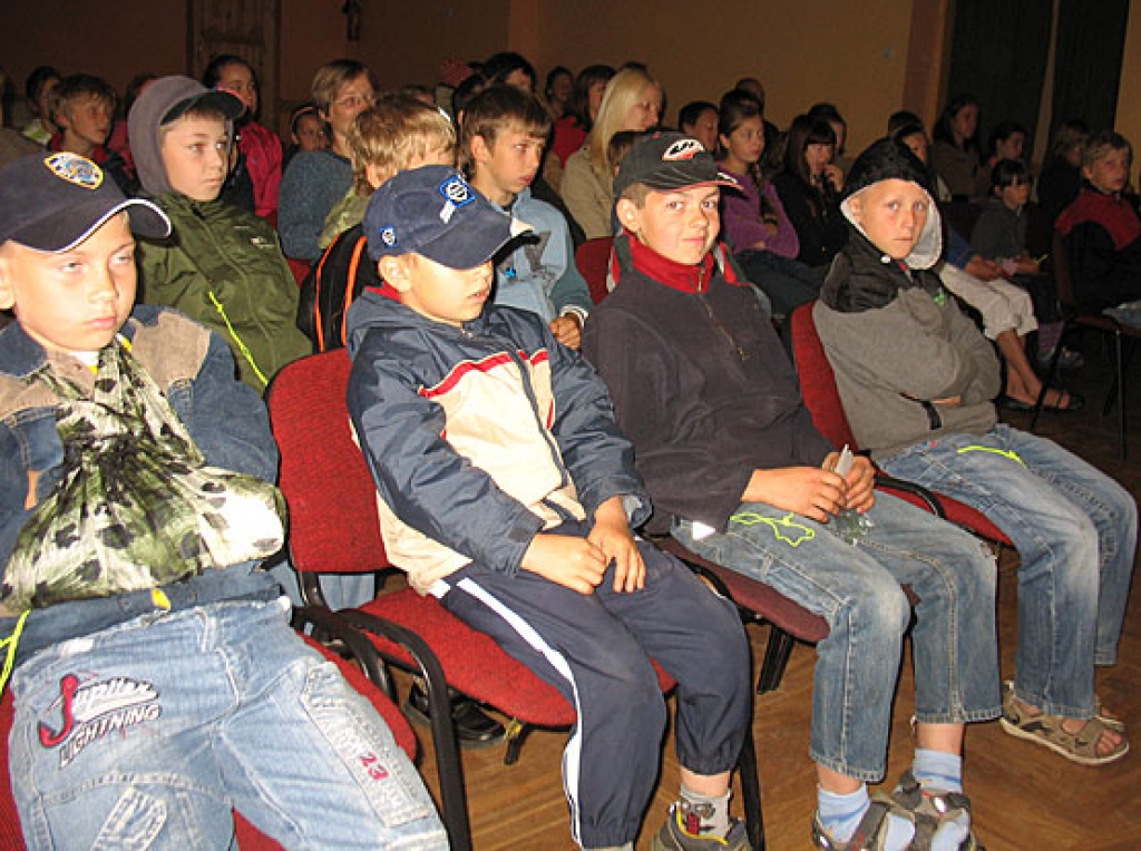 Nav laika skatīties apkārt, visa uzmanība pievērsta ekrānam – tāda bija noskaņa Kinobusiņa rīkoto multfilmu seansa laikā Skaistkalnē. 
Autors: Vilnis Auzāns