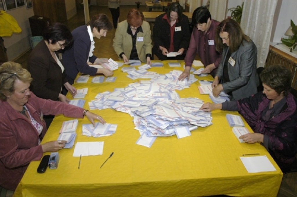 Bauskas novada Domes vēlēšanās īslīcieši visvairāk balsojuši par Zemnieku savienības sarakstu, kurā bija arī Īslīces pagasta priekšsēdētāja Vera Purmale un vietējās vidusskolas direktore Tija Milgrāve, abas arī ir jaunā novada Domē.
Autors: Ivars Bogdanovs